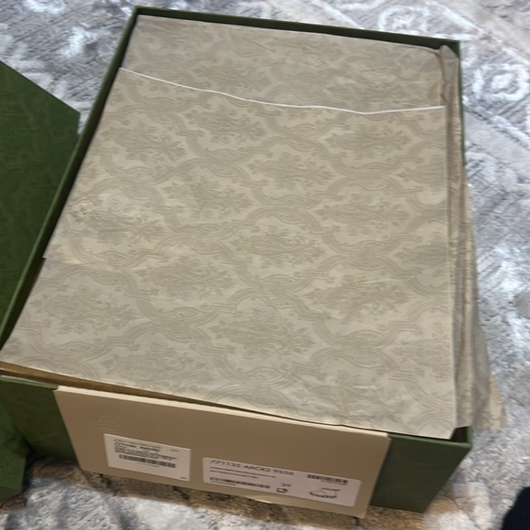 Gucci empty box with tissue and certificate and 2 dust bags ❤️ - Picture 2 of 4